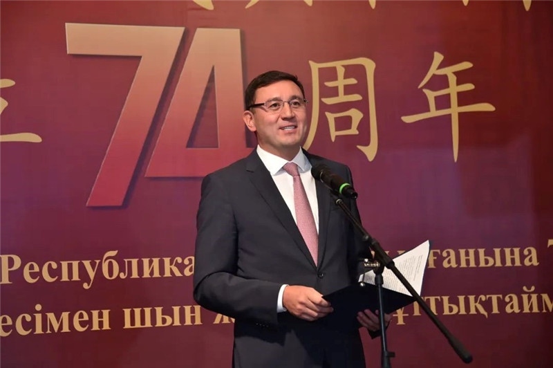 圖為哈外交部駐阿市代表布列格諾夫致辭。駐阿拉木圖總領(lǐng)館供圖