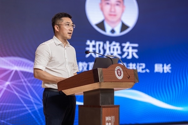  溫州市教育局黨委書記、局長鄭煥東講話。溫州市教育局供圖