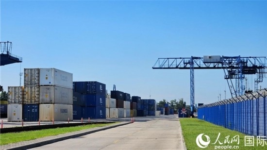  布列斯特北站，堆滿(mǎn)了來(lái)自中國(guó)的貨物。人民網(wǎng)記者 王震攝