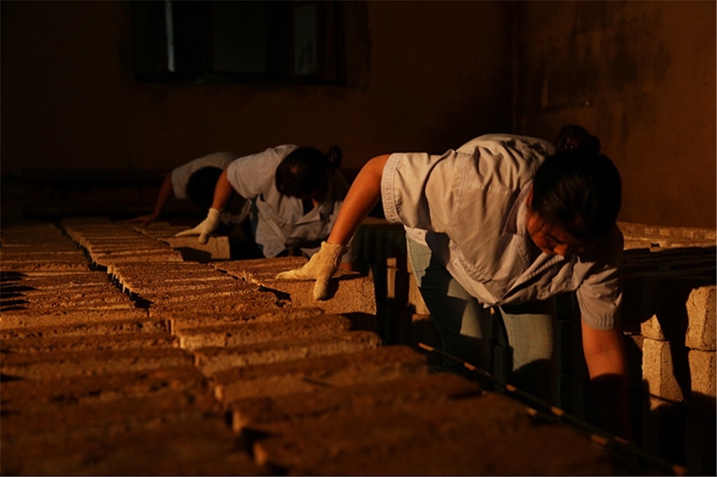 匠人師傅正在翻動曲胚。張?zhí)炝z