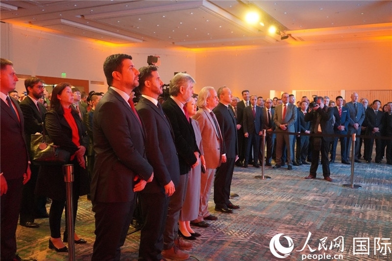 圖為招待會現(xiàn)場演奏兩國國歌。人民網(wǎng)記者 許放攝