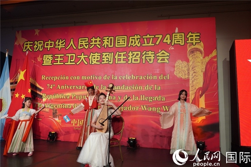 圖為招待會現(xiàn)場中國傳統(tǒng)樂器演奏和舞蹈展示。人民網(wǎng)記者 許放攝