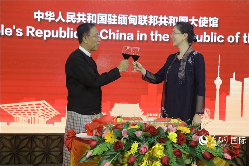 圖為曹靜臨時代辦與溫欣副總理祝酒。人民網(wǎng)記者 謝佳君攝