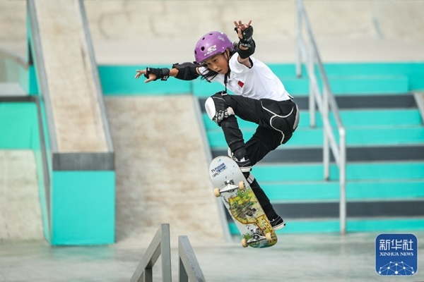 9月27日，中國選手崔宸曦在比賽中。當日，在錢塘輪滑中心舉行的杭州亞運會女子街式決賽中，中國選手崔宸曦以242.62分的成績奪得冠軍，曾文蕙獲得亞軍，日本選手伊藤美優(yōu)獲得季軍。新華社記者 潘昱龍攝