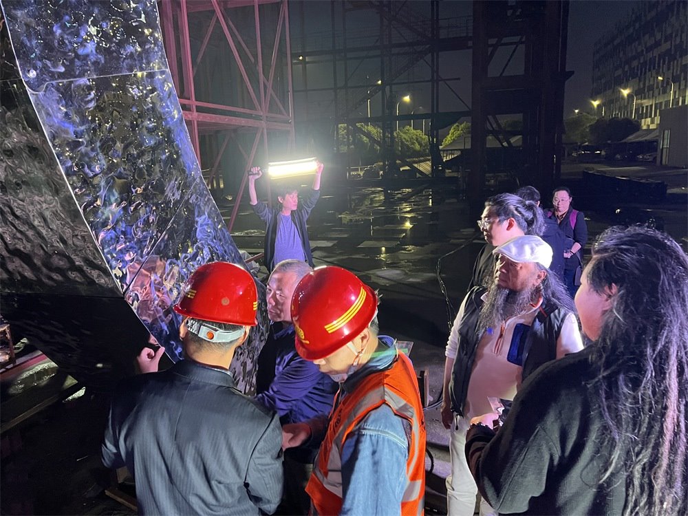 林崗（右二）和團(tuán)隊(duì)查看主火炬制作進(jìn)度。受訪者供圖