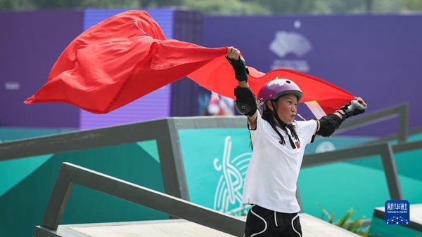 9月27日，崔宸曦在賽后慶祝奪冠。當(dāng)日，在錢塘輪滑中心舉行的杭州亞運會女子街式?jīng)Q賽中，中國選手崔宸曦以242.62分的成績奪得冠軍，曾文蕙獲得亞軍，日本選手伊藤美優(yōu)獲得季軍。新華社記者 潘昱龍攝