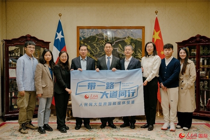 牛清報(bào)大使（中）與人民網(wǎng)、人民日?qǐng)?bào)社記者合影。 人民網(wǎng)記者 張若涵攝