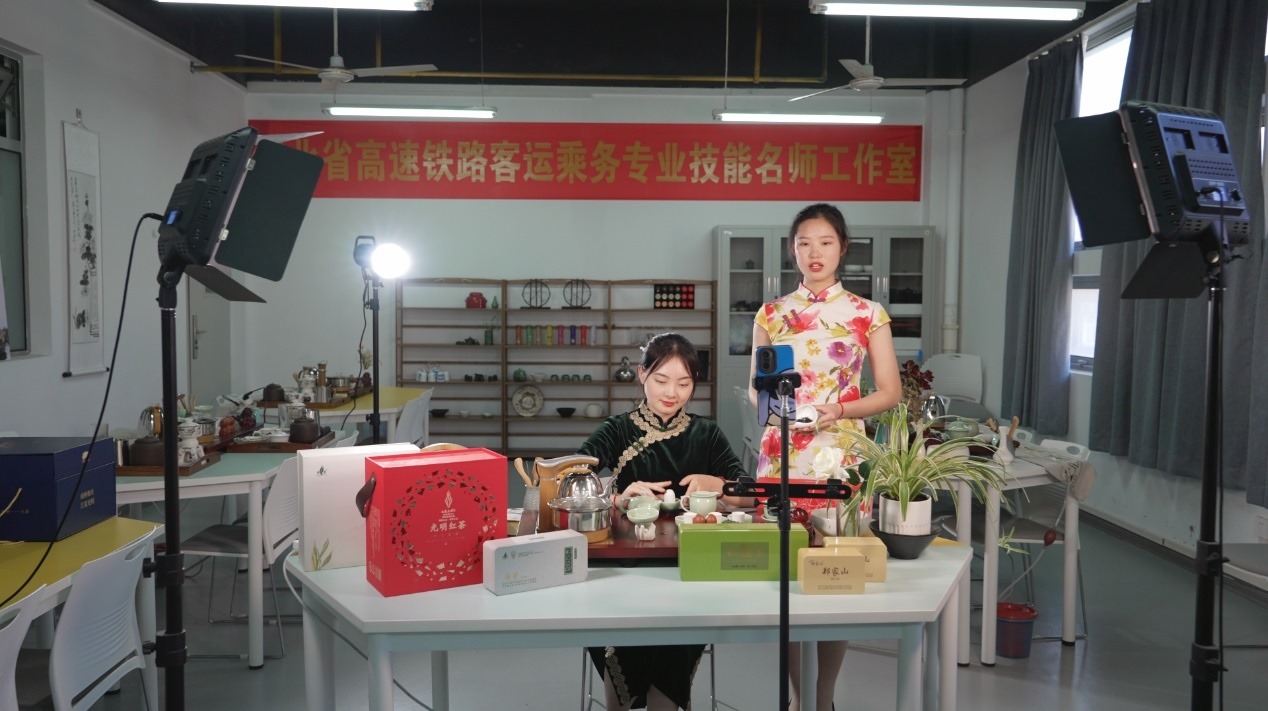 學(xué)生們正在直播。受訪單位供圖