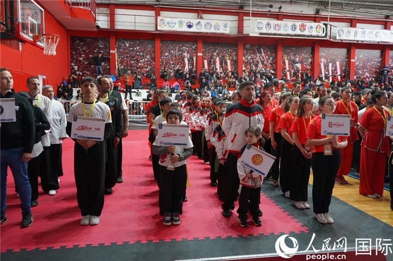 圖為開幕式現(xiàn)場運(yùn)動員入場儀式。人民網(wǎng)記者 許放攝