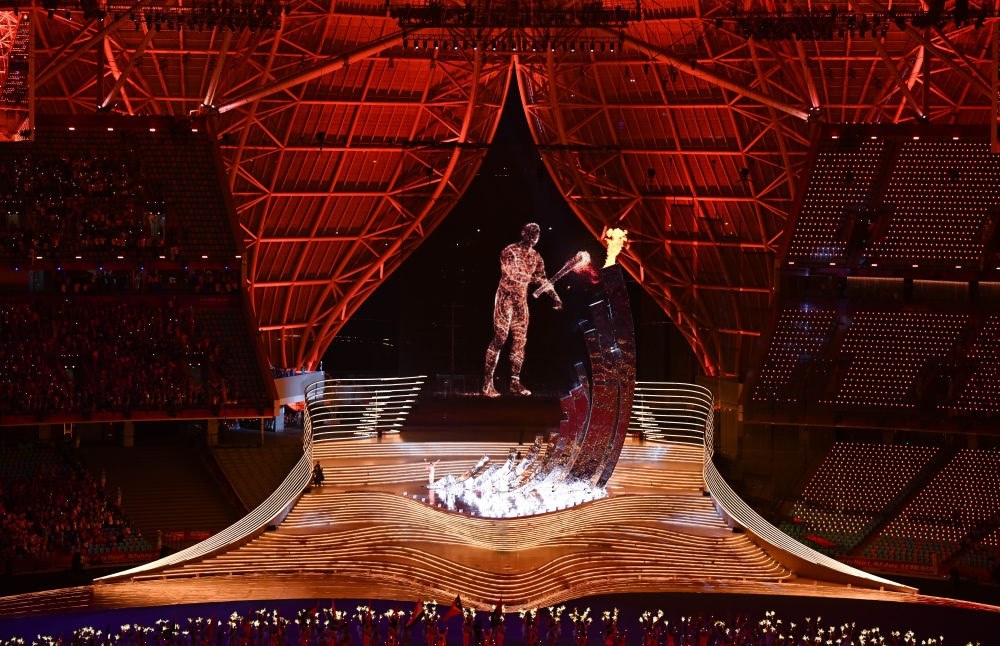 9月23日，最后一棒火炬手汪順和“數(shù)字火炬手”在第19屆亞洲運(yùn)動會開幕式上點燃主火炬。新華社記者 胡虎虎 攝