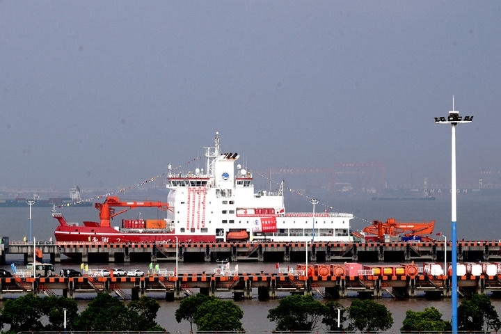 9月27日，“雪龍2”號極地科考破冰船停泊在中國極地考察國內(nèi)基地碼頭。當(dāng)日，由自然資源部組織的中國第13次北冰洋科學(xué)考察隊乘“雪龍2”號極地科考破冰船返回上海，標(biāo)志著中國第13次北冰洋科學(xué)考察任務(wù)圓滿完成。新華社記者 張建松 攝