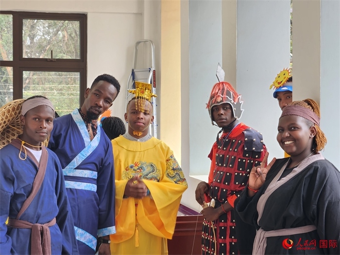 28日，肯尼亞內羅畢大學孔子學院舉行“詩劇頌中秋，中肯共月明”中秋慶典，情景劇《嫦娥奔月》部分演員合影。人民網記者 黃煒鑫攝