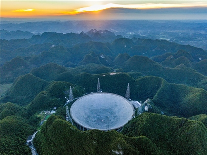 “中國天眼”全景（維護保養(yǎng)期間拍攝）。新華社記者 歐東衢 攝