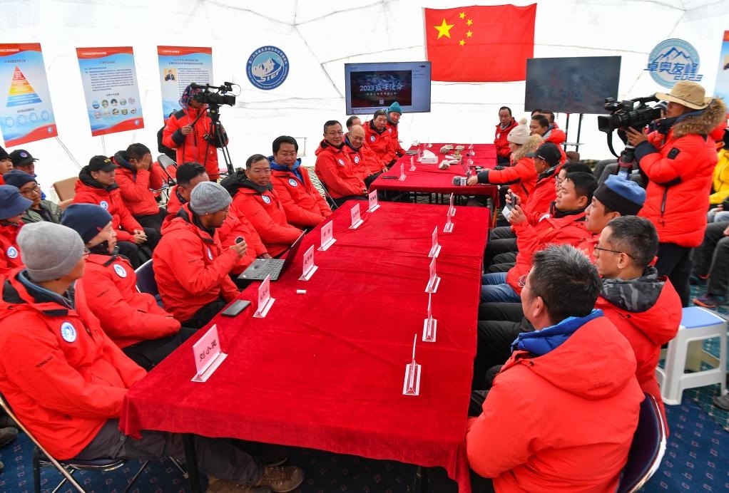 海拔4950米的卓奧友峰科考大本營，科考隊員趙華標（手拿麥克風看電腦者）在宣讀剛剛接收到的頂峰氣象觀測數(shù)據(jù)，這標志著峰頂自動氣象站架設成功，成功傳回觀測數(shù)據(jù)（10月1日攝）。新華社記者晉美多吉 攝