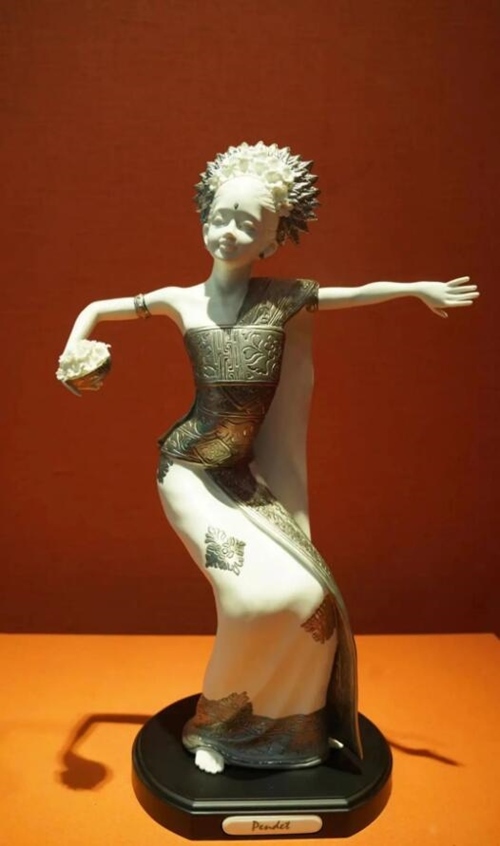 2013年10月，時(shí)任印度尼西亞總統(tǒng)蘇西洛贈(zèng)送習(xí)近平主席的鑲錫瓷塑舞者。