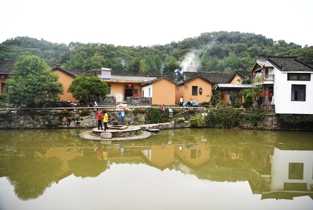 圖為9月27日游客在田鋪大塆參觀游玩。新華社記者張浩然攝