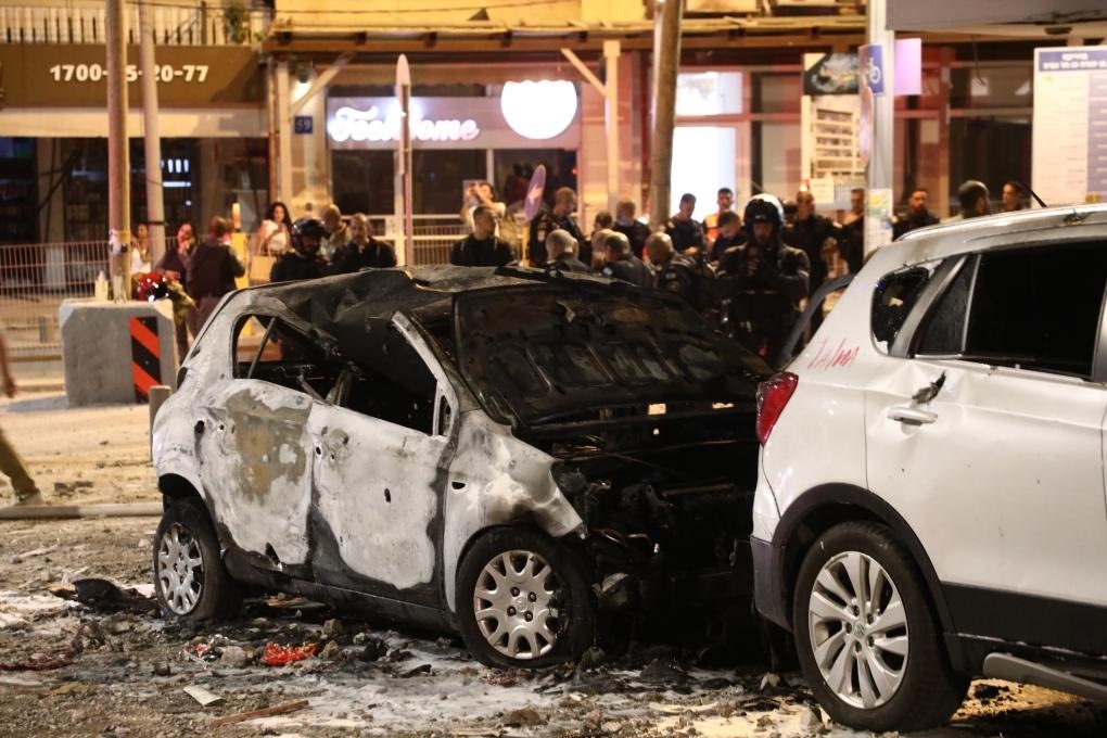 這是10月7日在以色列特拉維夫拍攝的遭火箭彈破壞的車輛。新華社發(fā)