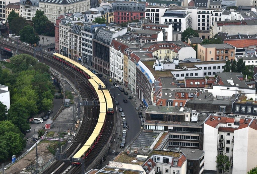 5月23日，列車在德國柏林市區(qū)行駛。新華社記者任鵬飛攝