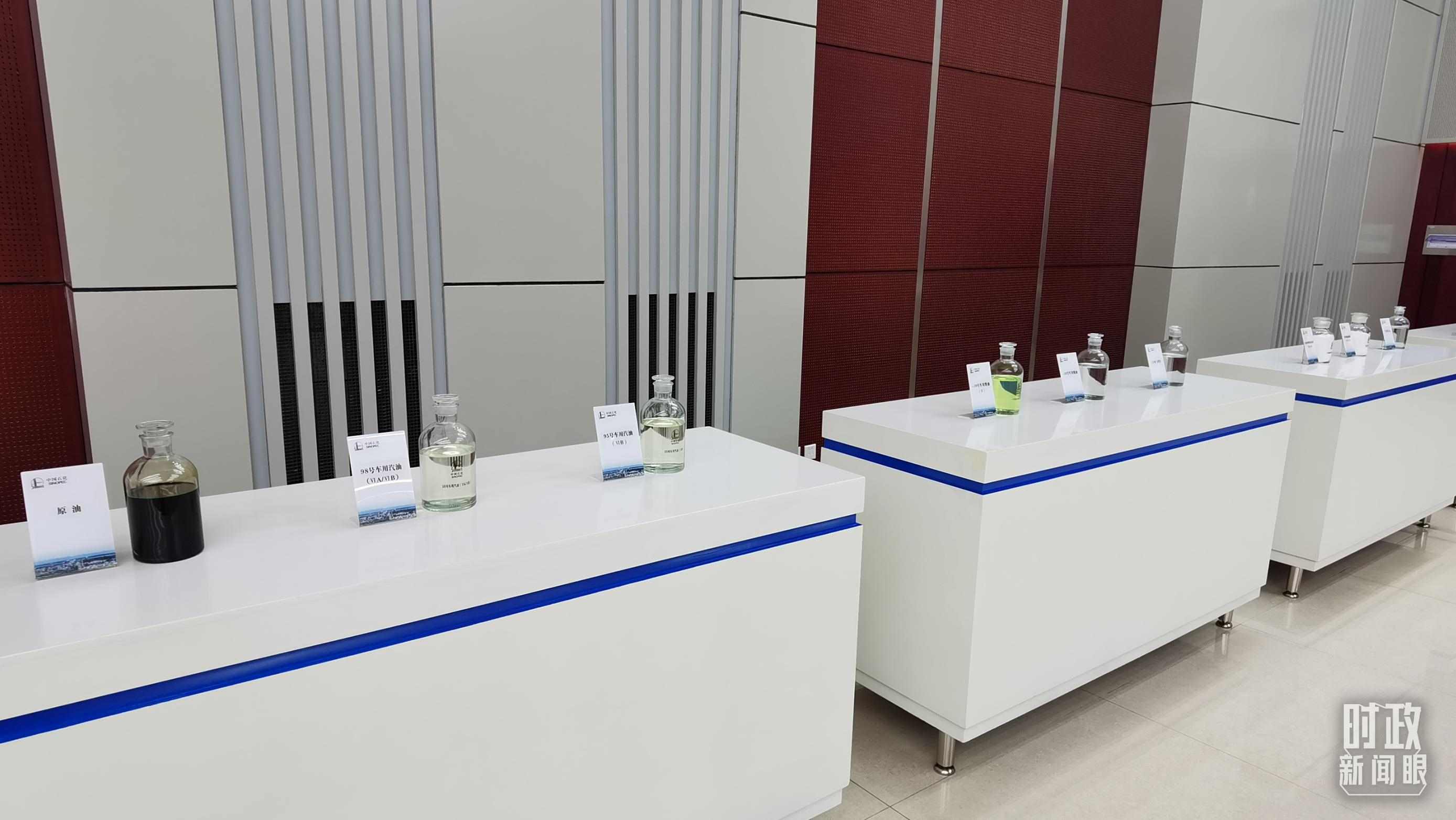 △中國石化九江分公司生產(chǎn)的產(chǎn)品展示。（總臺央視記者郭鴻拍攝）