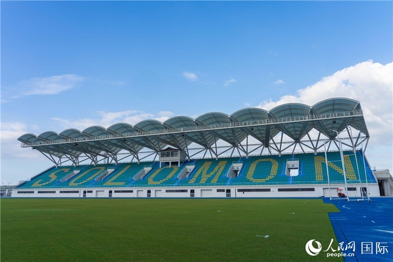 2023年9月12日，位于所羅門群島首都霍尼亞拉的由中土公司承建的中國援所羅門群島2023年太平洋運動會體育場館。人民網(wǎng) 賀吉攝