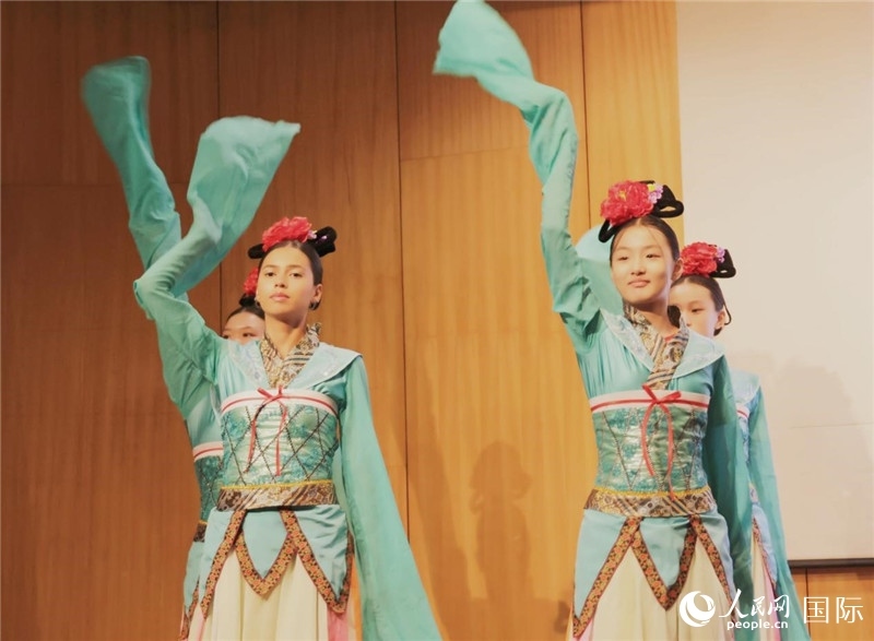 兩國文化志愿者共同表演中國傳統(tǒng)舞蹈。人民網(wǎng)記者 陳海琪攝