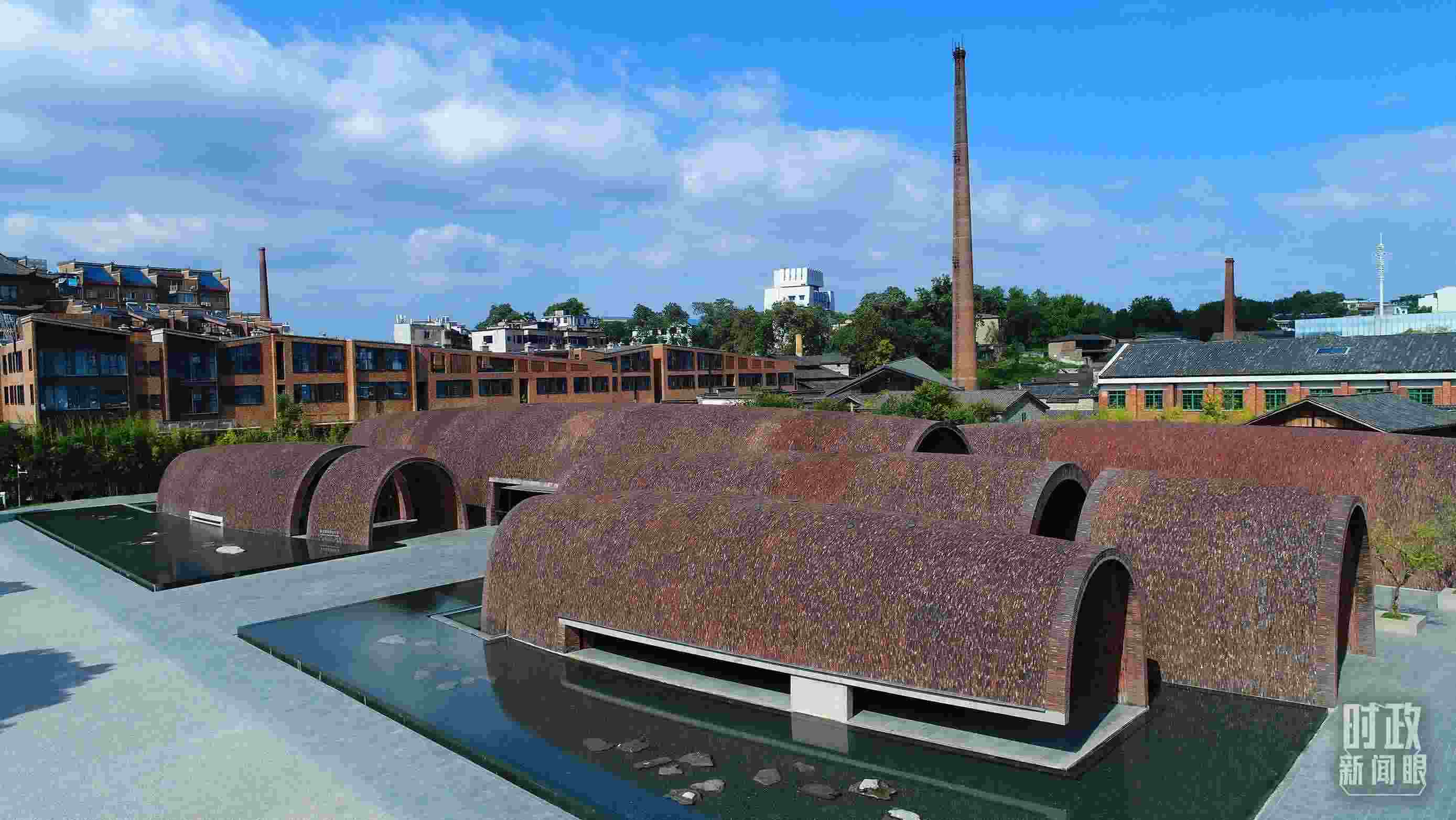 △街區(qū)內(nèi)的博物館，借鑒了景德鎮(zhèn)清代獨(dú)創(chuàng)的蛋形柴窯構(gòu)造特點(diǎn)。（總臺(tái)央視記者范凱拍攝）