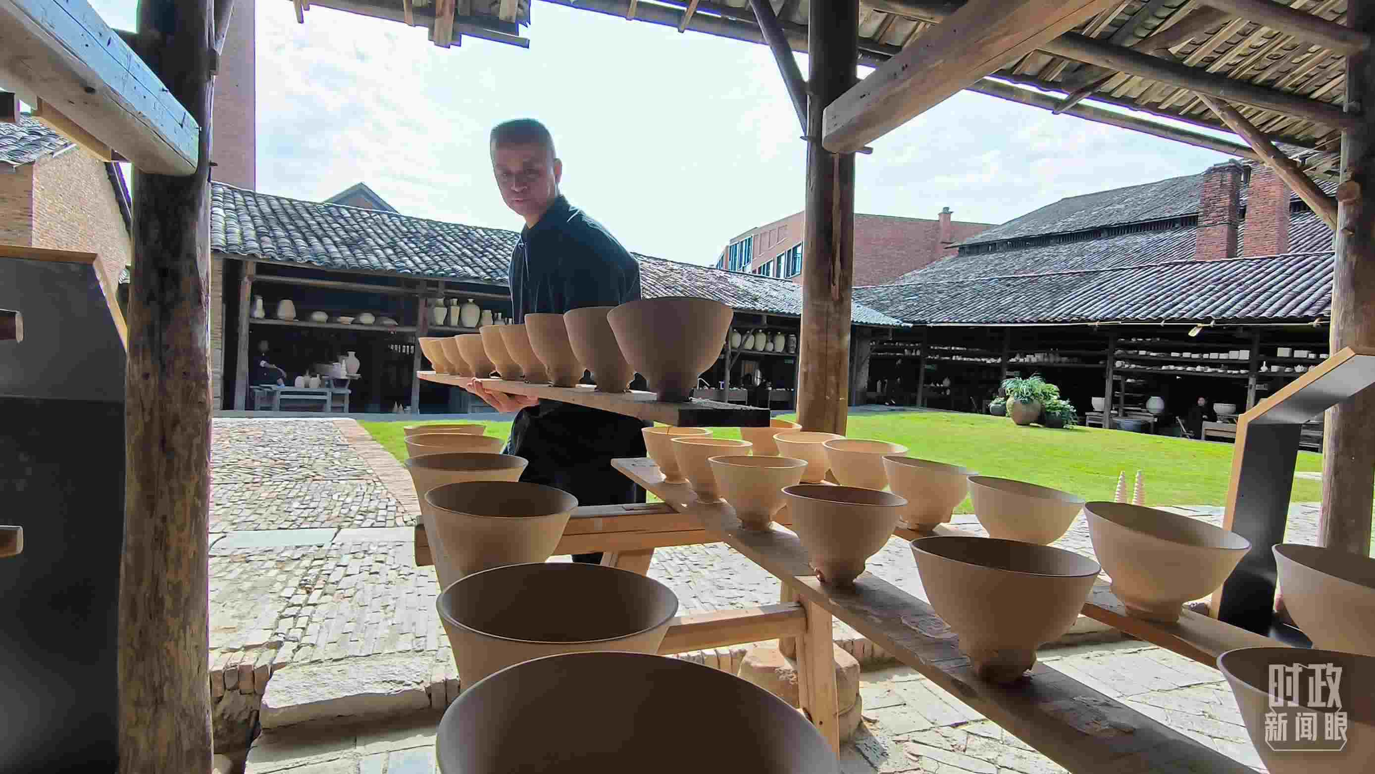 △匠人正在晾曬陶瓷制品。（總臺(tái)央視記者范凱拍攝）