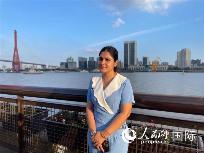 孟加拉國Channel24電視頻道主持人伊斯拉特·阿敏在上海市楊浦濱江接受采訪。 人民網(wǎng)記者 張榮攝