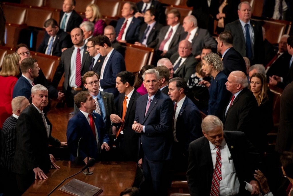 這是1月6日在美國華盛頓國會拍攝的凱文·麥卡錫（中）。新華社記者劉杰攝
