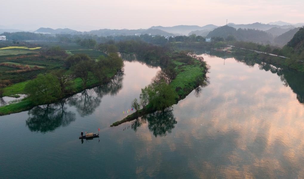 2021年3月15日拍攝的婺源月亮灣旅游公園，石門自然村坐落于此。新華社記者 胡晨歡 攝