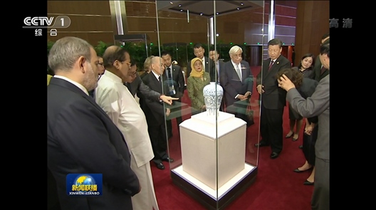 2019年5月15日，中外領(lǐng)導(dǎo)人共同參觀“大美亞細(xì)亞——亞洲文明展”。（視頻截圖）