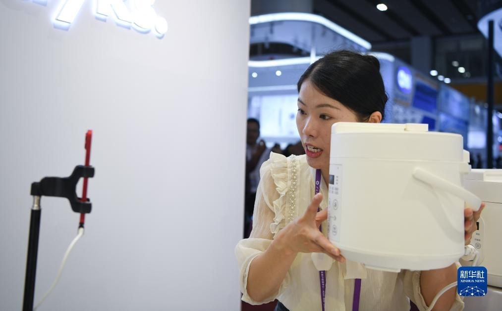 10月15日，參展的工作人員在展臺直播介紹家電產(chǎn)品。新華社記者 鄧華 攝