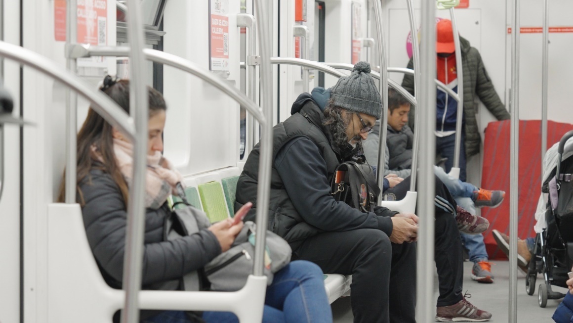 阿根廷布宜諾斯艾利斯市，乘客們乘坐A線地鐵從郊區(qū)前往市內(nèi)。人民網(wǎng)記者 張若涵攝