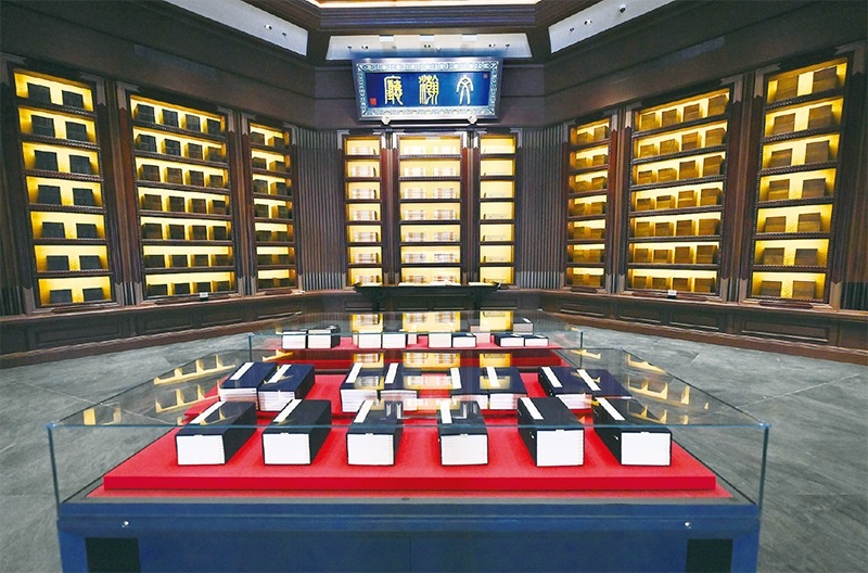 建設中國國家版本館，是以習近平同志為核心的黨中央作出的重大決策，是文明大國建設的基礎工程，是功在當代、利在千秋的標志性文化工程，充分體現(xiàn)了我們黨傳承發(fā)展中華文化的高度自覺、汲取歷史智慧更好走向未來的歷史主動。圖為2023年5月拍攝的中國國家版本館中央總館文瀚廳。 新華社發(fā)