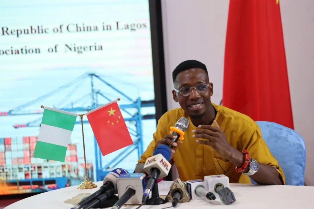 尼日利亞孔子學(xué)院留華同學(xué)會(huì)會(huì)長吳文仲分享經(jīng)驗(yàn)。駐拉各館總領(lǐng)館供圖