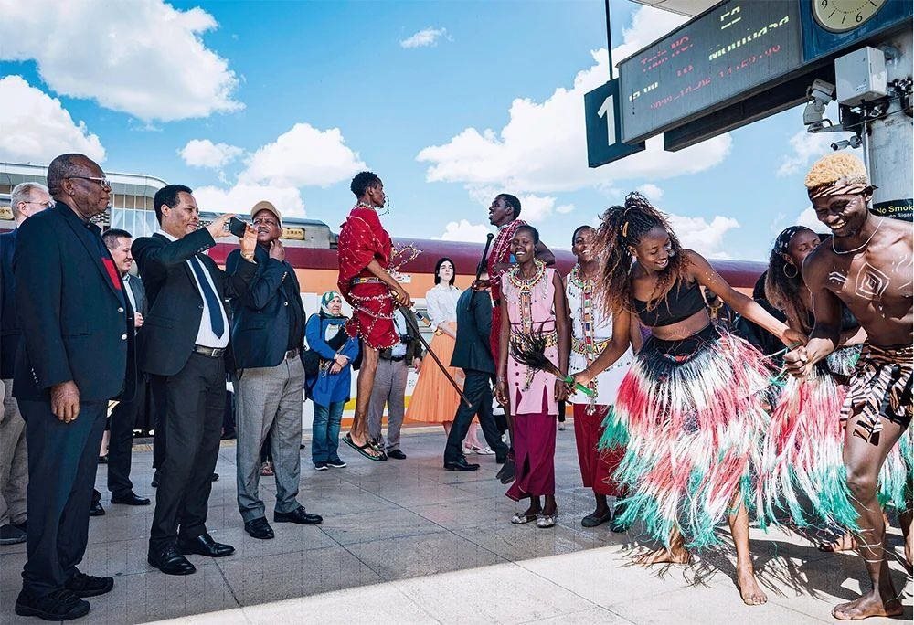 △2023年10月6日，多國(guó)駐肯使節(jié)在肯尼亞內(nèi)羅畢的蒙內(nèi)鐵路內(nèi)羅畢站觀看文藝演出。