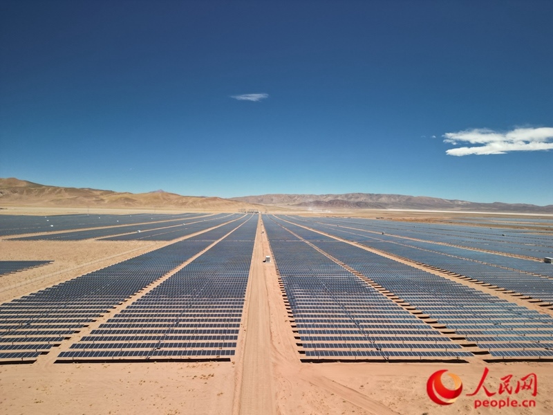 高查瑞光伏電站次第排開的光伏板（局部）。人民網(wǎng)記者 張若涵攝