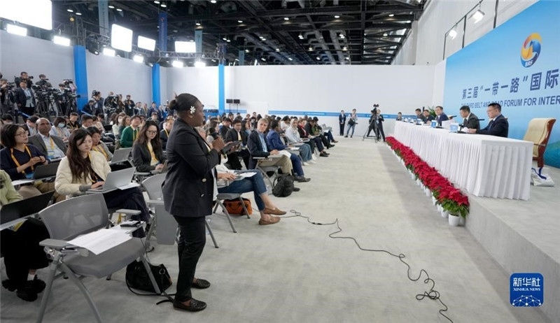 10月16日，第三屆“一帶一路”國際合作高峰論壇新聞中心在北京國家會議中心舉行首場吹風(fēng)會，邀請自然資源部國際合作司和相關(guān)單位負(fù)責(zé)人介紹有關(guān)情況，并回答記者提問。新華社記者 王毓國攝