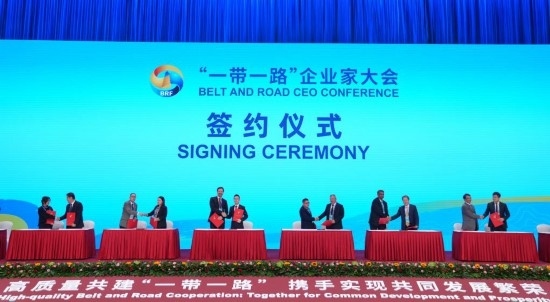 這是10月17日拍攝的簽約儀式現(xiàn)場。當(dāng)日，“一帶一路”企業(yè)家大會在北京召開。（新華社記者王毓國攝）