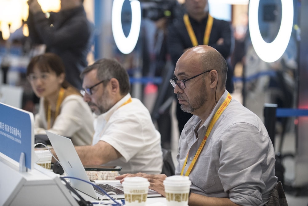 記者在“一帶一路”國際合作高峰論壇新聞中心工作（2023年10月17日攝）。