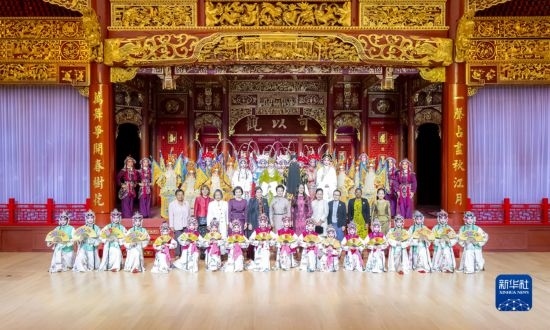  10月18日上午，國(guó)家主席習(xí)近平夫人彭麗媛邀請(qǐng)出席第三屆“一帶一路”國(guó)際合作高峰論壇的外方領(lǐng)導(dǎo)人夫人參觀中國(guó)工藝美術(shù)館（中國(guó)非物質(zhì)文化遺產(chǎn)館）。這是彭麗媛同外方領(lǐng)導(dǎo)人夫人與文藝演出演職人員合影。新華社記者 丁林 攝