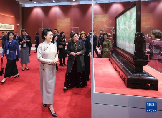  10月18日上午，國(guó)家主席習(xí)近平夫人彭麗媛邀請(qǐng)出席第三屆“一帶一路”國(guó)際合作高峰論壇的外方領(lǐng)導(dǎo)人夫人參觀中國(guó)工藝美術(shù)館（中國(guó)非物質(zhì)文化遺產(chǎn)館）。這是彭麗媛同外方領(lǐng)導(dǎo)人夫人參觀展品。新華社記者 丁林 攝