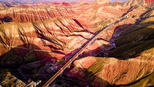 穿越丹霞地貌的火車。蘭州局集團(tuán)公司融媒體中心供圖