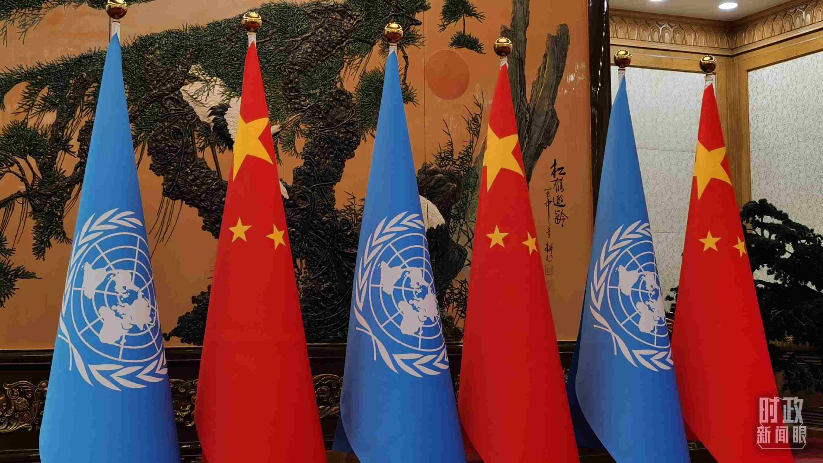 △會見現(xiàn)場的中國國旗和聯(lián)合國旗。（總臺央視記者郭鴻拍攝）