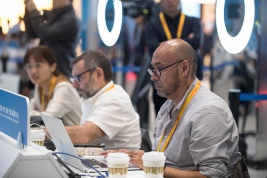 10月17日，記者在“一帶一路”國際合作高峰論壇新聞中心工作。新華社記者 張豪夫 攝