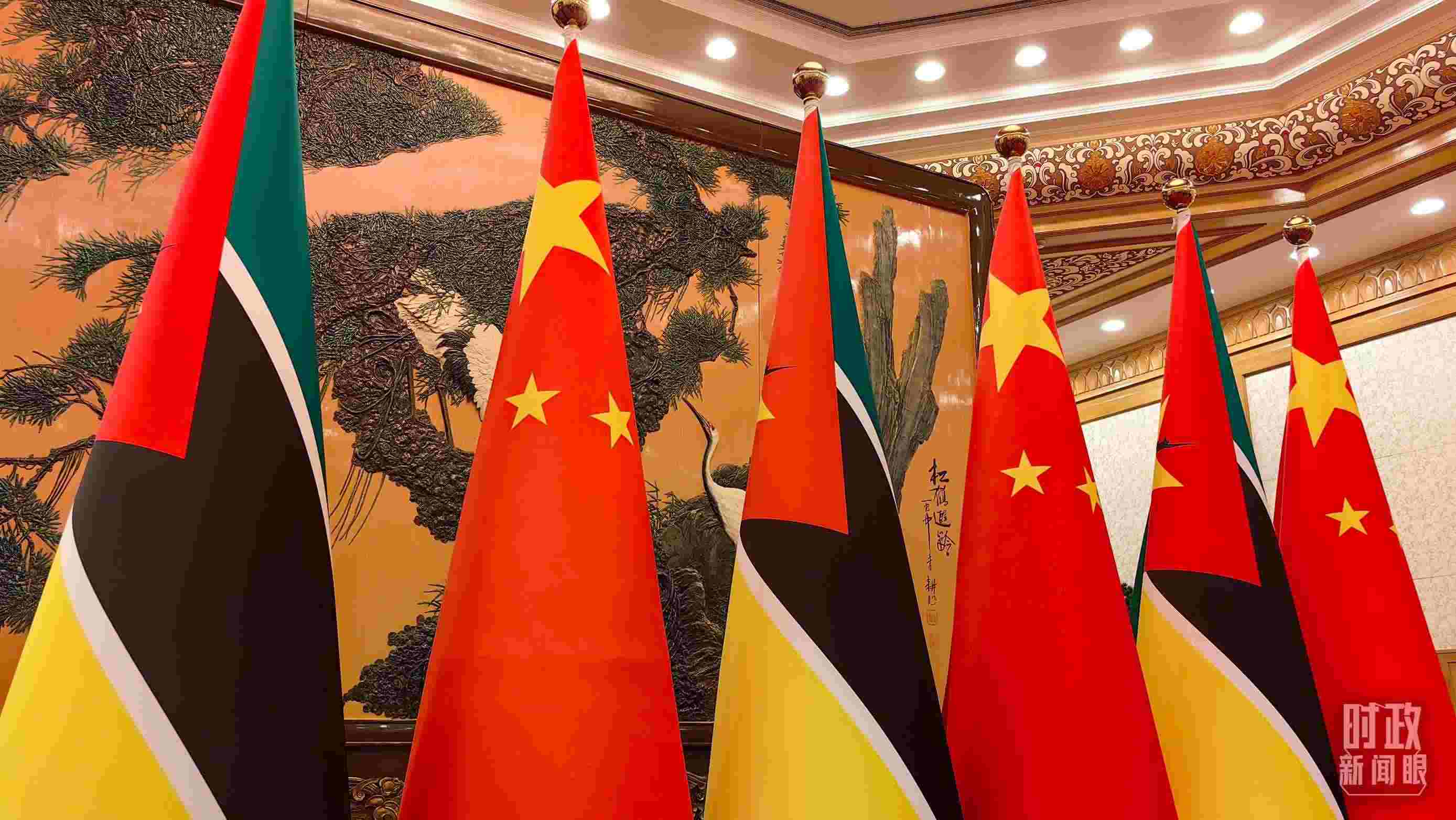 △會(huì)見現(xiàn)場(chǎng)，中國(guó)、莫桑比克兩國(guó)國(guó)旗。（總臺(tái)央廣記者潘毅拍攝）