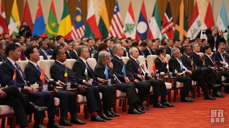 △18日上午，外方領(lǐng)導(dǎo)人在開幕式上聆聽習(xí)近平主席主旨演講。（總臺(tái)國(guó)廣記者李晉拍攝）