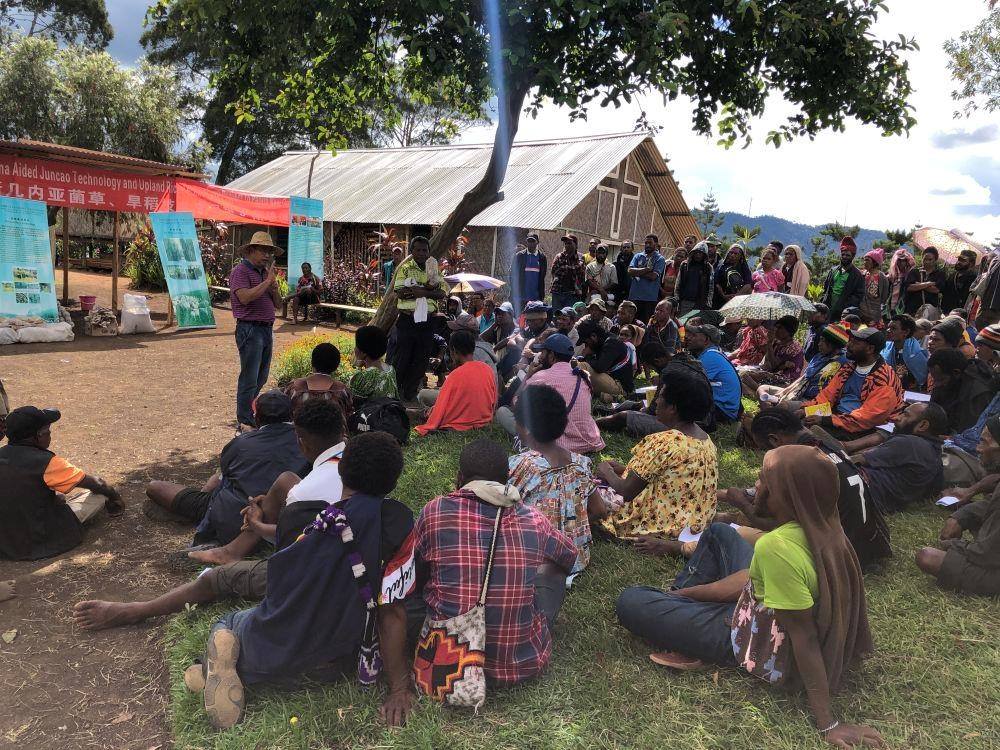 △2020年12月15日，中國(guó)專家在巴布亞新幾內(nèi)亞?wèn)|高地省中國(guó)援助巴新菌草和旱稻技術(shù)項(xiàng)目第9期培訓(xùn)班上授課。