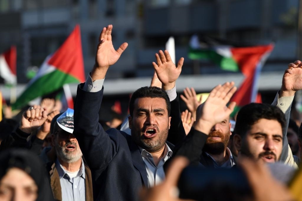 10月18日，人們?cè)谝晾实潞谔m舉行集會(huì)。當(dāng)日，突尼斯、土耳其、伊朗等多國民眾舉行集會(huì)，表達(dá)對(duì)巴勒斯坦人民的支持，并譴責(zé)針對(duì)加沙城醫(yī)院的襲擊。新華社記者 沙達(dá)提 攝