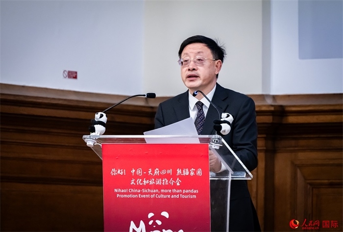 四川省文化和旅游廳廳長戴允康作文化旅游推介。人民網(wǎng) 郭錦標(biāo)攝